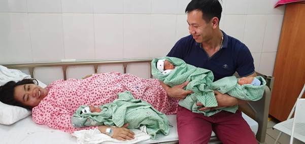 Gia đình của anh Tảo (35 tuổi, quê Hải Dương), người vừa được “lên chức bố” của 3 đứa con sau 8 năm mòn mỏi chạy chữa.