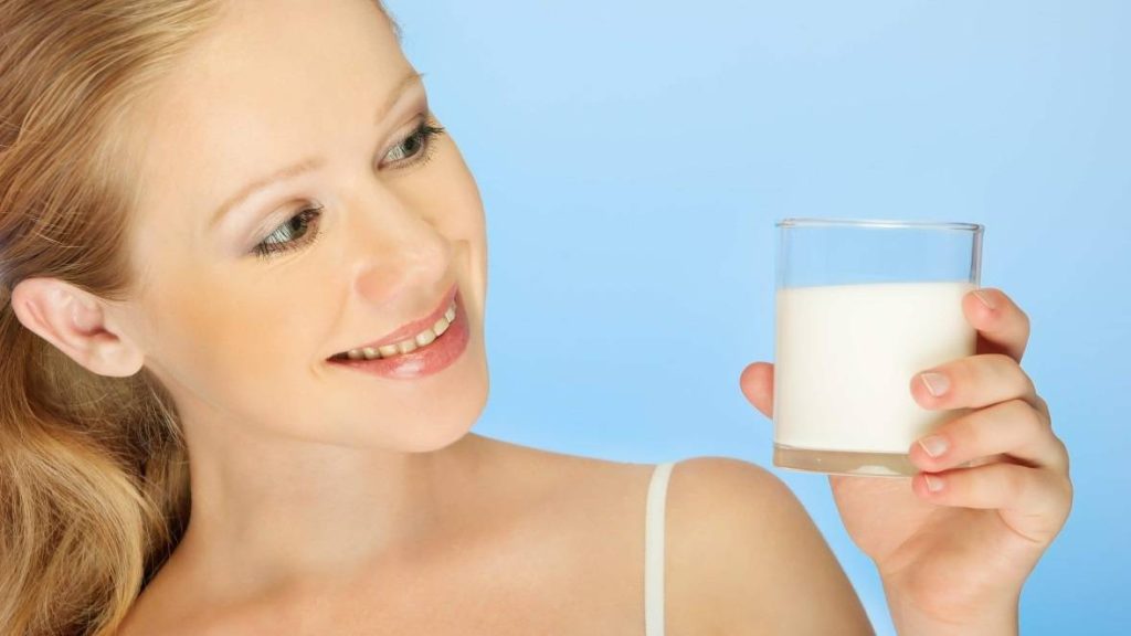 Phụ nữ mắc buồng trứng đa nang nên uống sữa đậu nành để cải thiện tình trạng tốt hơn