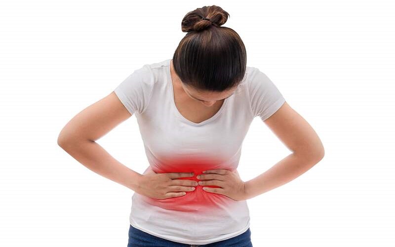 Đau bụng, cảm giác khó chịu ở vùng bụng, đặc biệt là ở khu bụng dưới là một biểu hiện điển hình báo hiệu chị em sắp có kinh nguyệt.