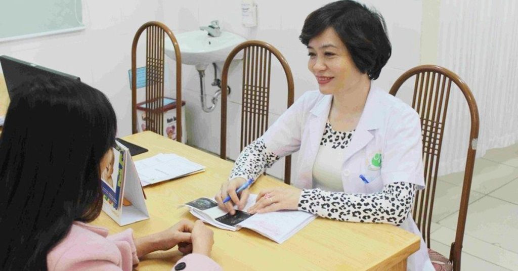 Bác sĩ Phạm Thúy Nga – Trưởng khoa Hỗ trợ sinh sản & Nam Học đang tư vấn cho bệnh nhân.